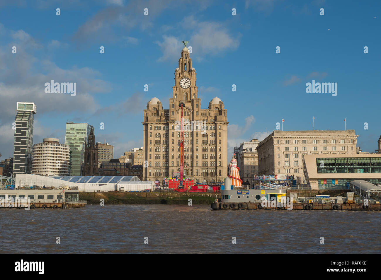 Vista del Royal Liver Building dal fiume, Liverpool Foto Stock
