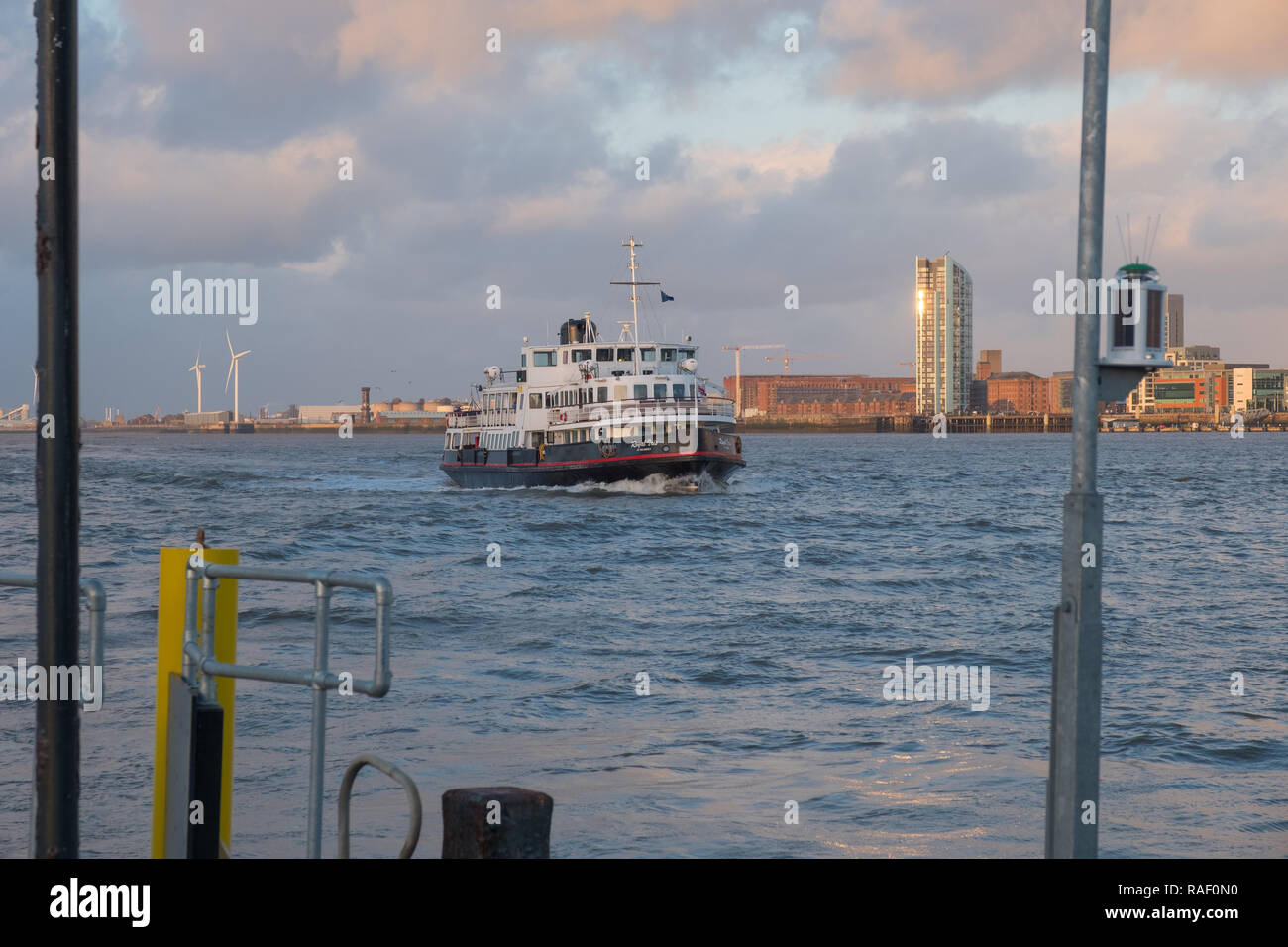 Royal Iris del Mersey traghetto sul fiume Mersey avvicinando Woodside, Birkenhead Foto Stock