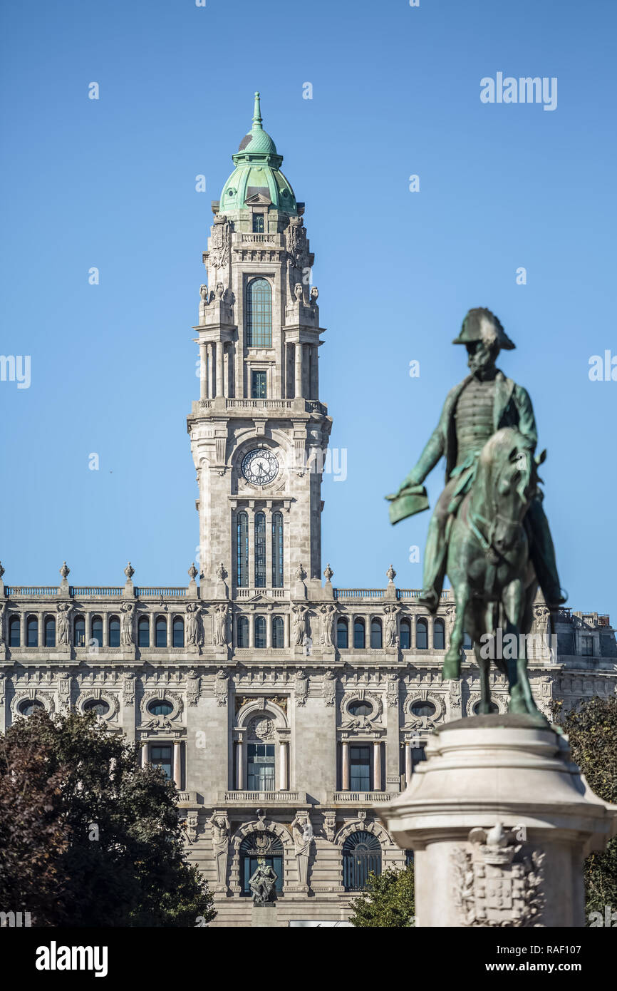 Il Porto / Portogallo - 10/06/2018: vista a la città consiglio di costruzione e Dom Pedro IV statua sul piano sfocato Foto Stock