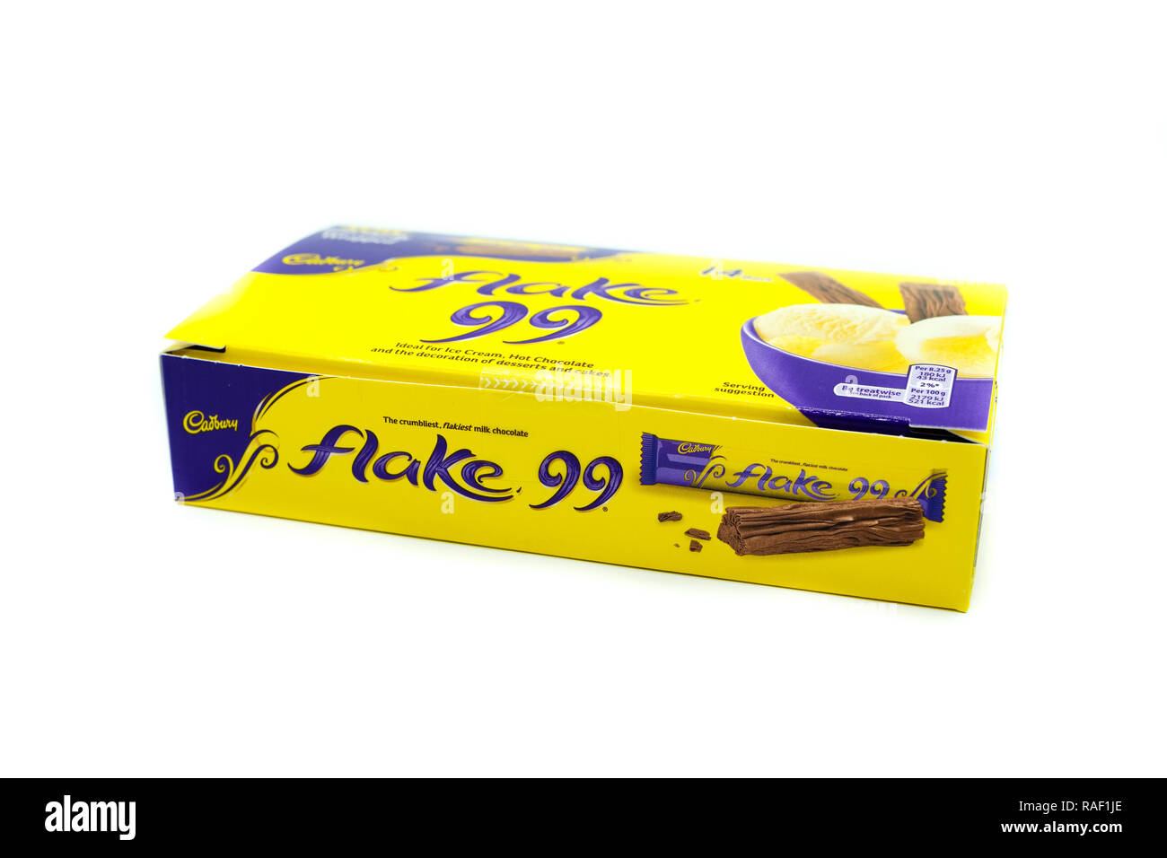 Largs, Scotland, Regno Unito - 02 Gennaio 2018: marca Cadury scaglie di cioccolato in un imballaggio riciclabile in linea con UK riciclaggio. Foto Stock