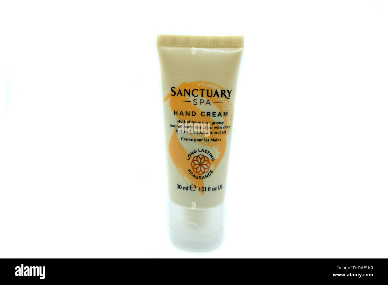 Largs, Scotland, Regno Unito - 02 Gennaio 2018: Cussons santuario di marca Spa Crema mani in parziale imballaggio riciclabile. Foto Stock