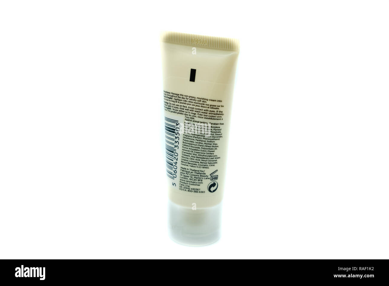 Largs, Scotland, Regno Unito - 02 Gennaio 2018: Cussons santuario di marca Spa Crema mani in parziale imballaggio riciclabile. Foto Stock