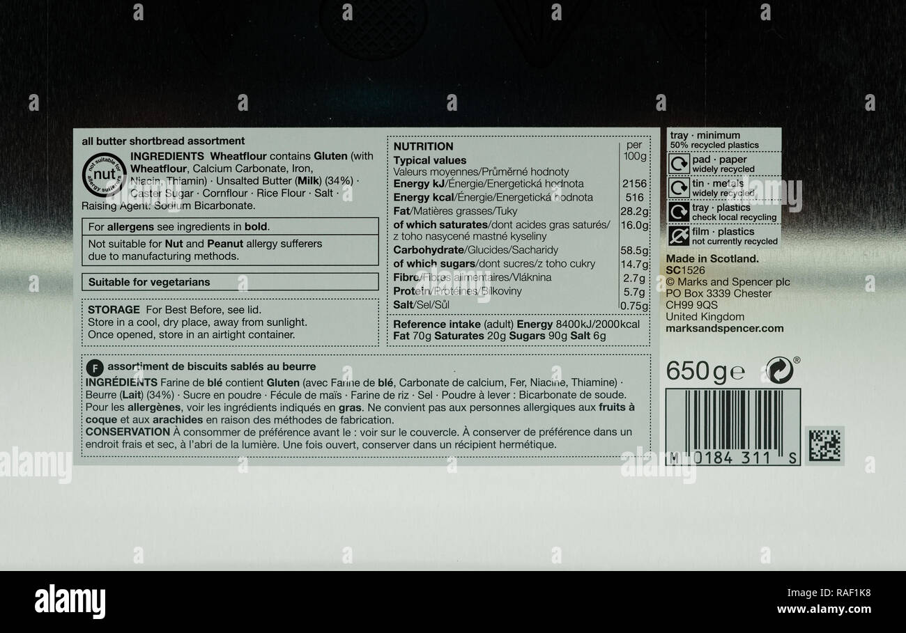 Largs, Scotland, Regno Unito - 02 Gennaio 2018: l'etichetta posteriore di un M&S di marca di biscotti frollini in tradizionale scatola di stagno che è parzialmente riciclabili. Foto Stock