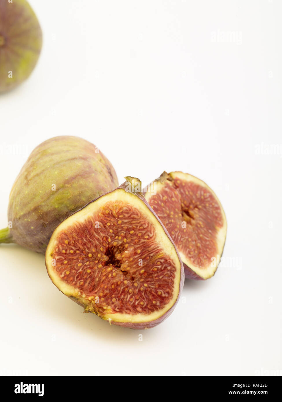 Figg contro uno sfondo bianco, cibo ritratto Foto Stock