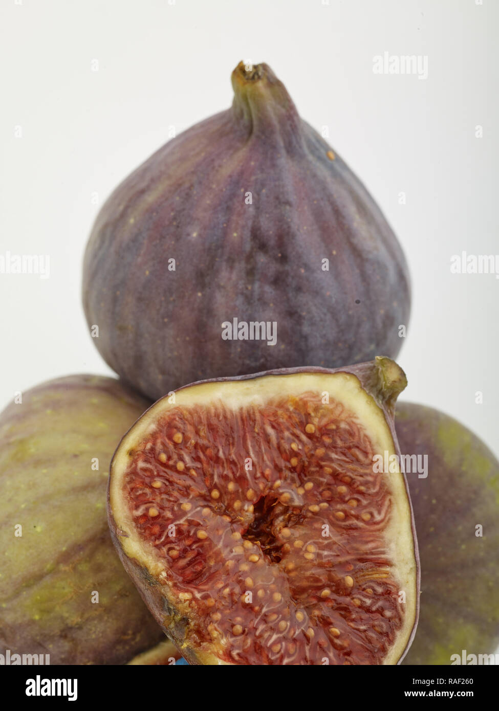 Fig frutto contro uno sfondo bianco, cibo still-life fotografia Foto Stock