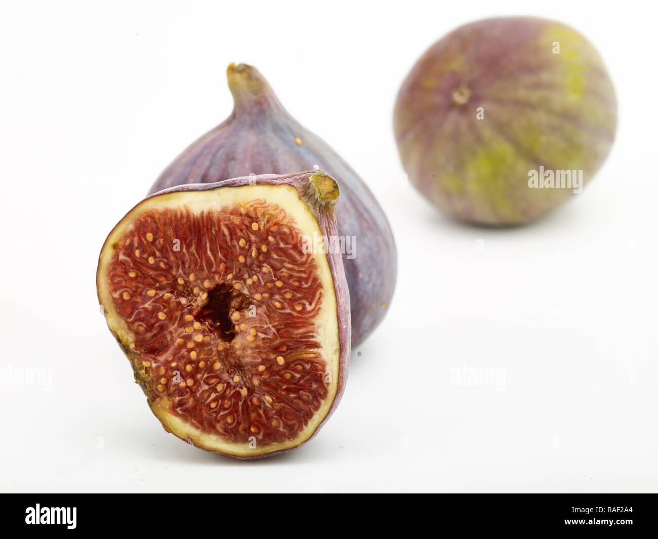Fig frutto contro uno sfondo bianco, cibo still-life fotografia Foto Stock