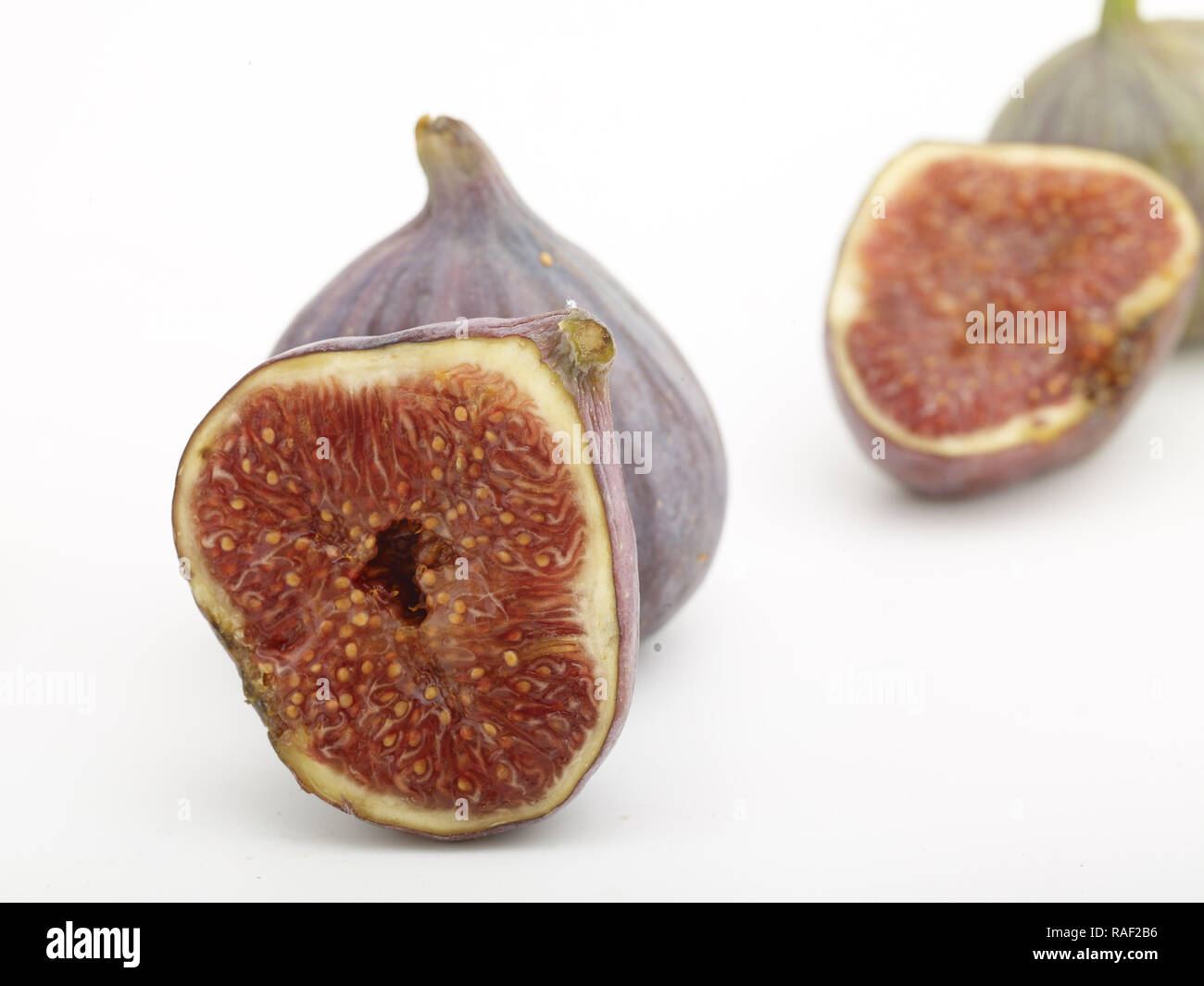 Figg contro uno sfondo bianco, cibo ritratto Foto Stock