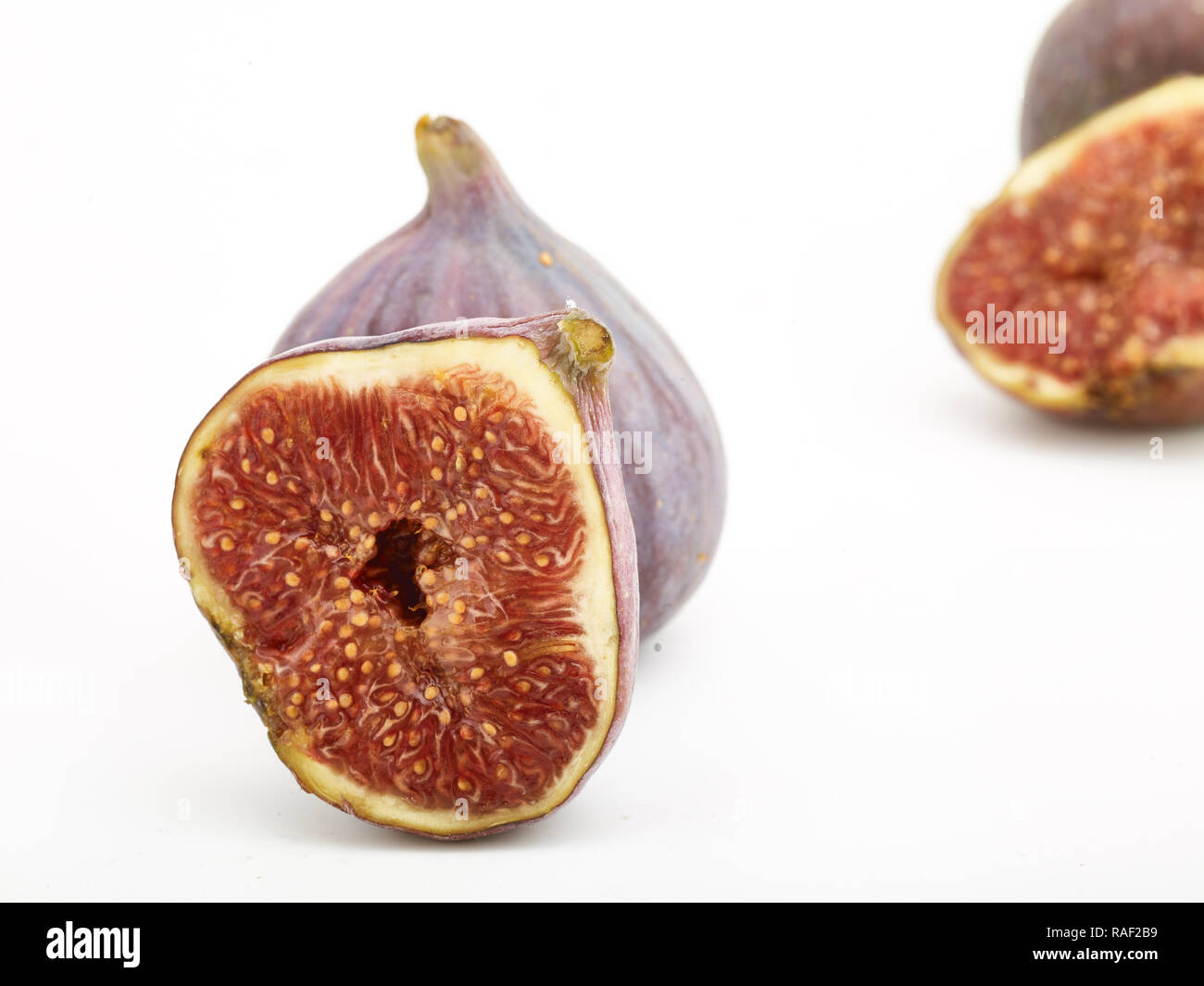 Figg contro uno sfondo bianco, cibo ritratto Foto Stock