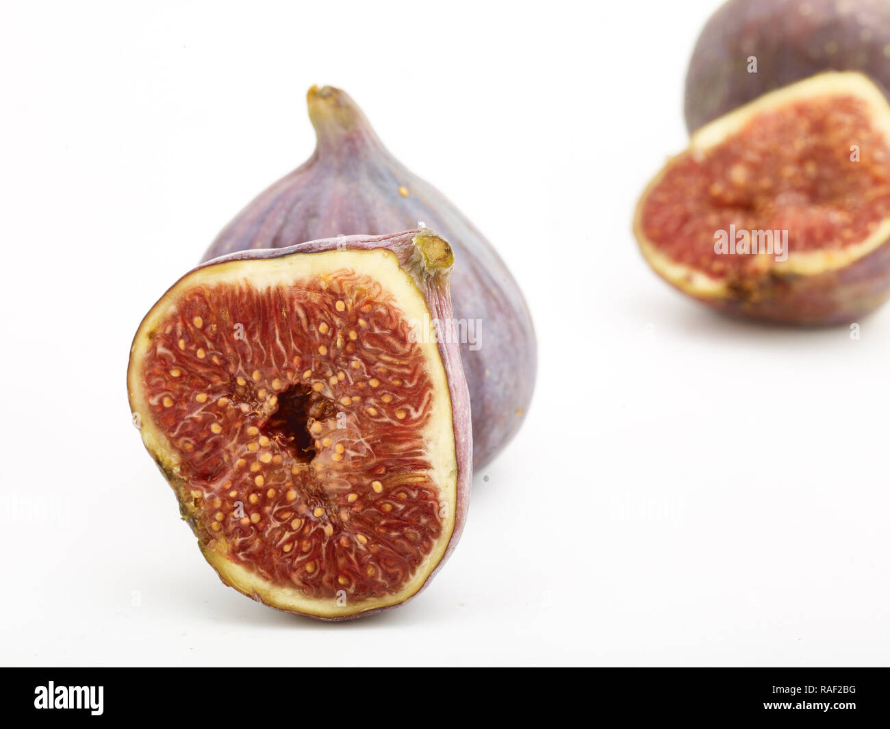 Figg contro uno sfondo bianco, cibo ritratto Foto Stock