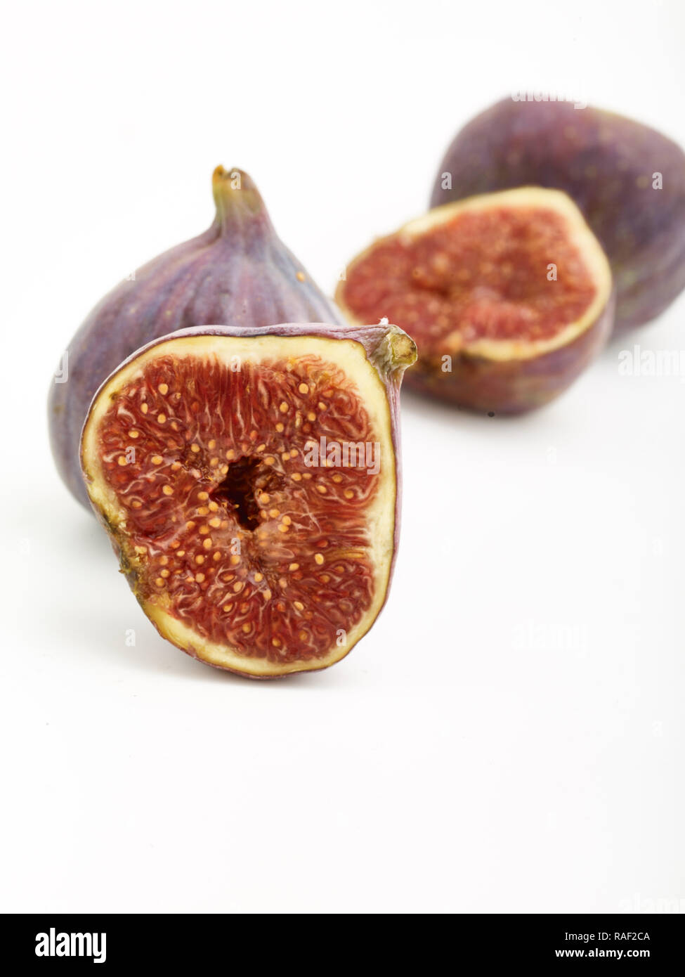 Figg contro uno sfondo bianco, cibo ritratto Foto Stock
