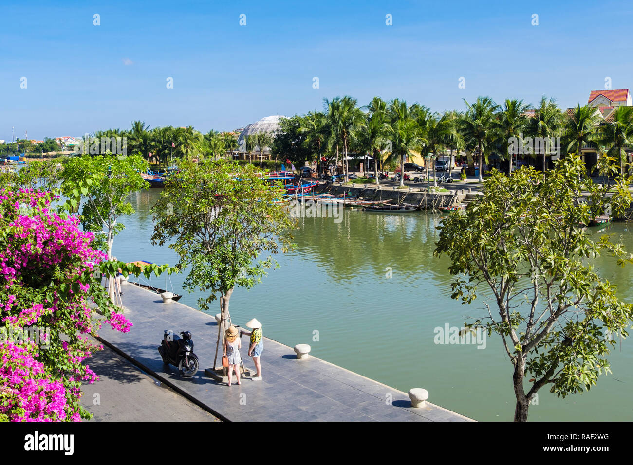 Guardando verso il basso su Thu Bon River nel quartiere vecchio della città storica. Hoi An, Quang Nam Provincia, Vietnam Asia Foto Stock