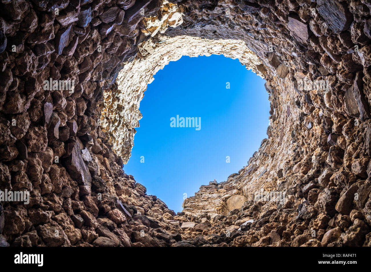 All'interno di una torre in pietra cercando fino ad un cielo blu Foto Stock