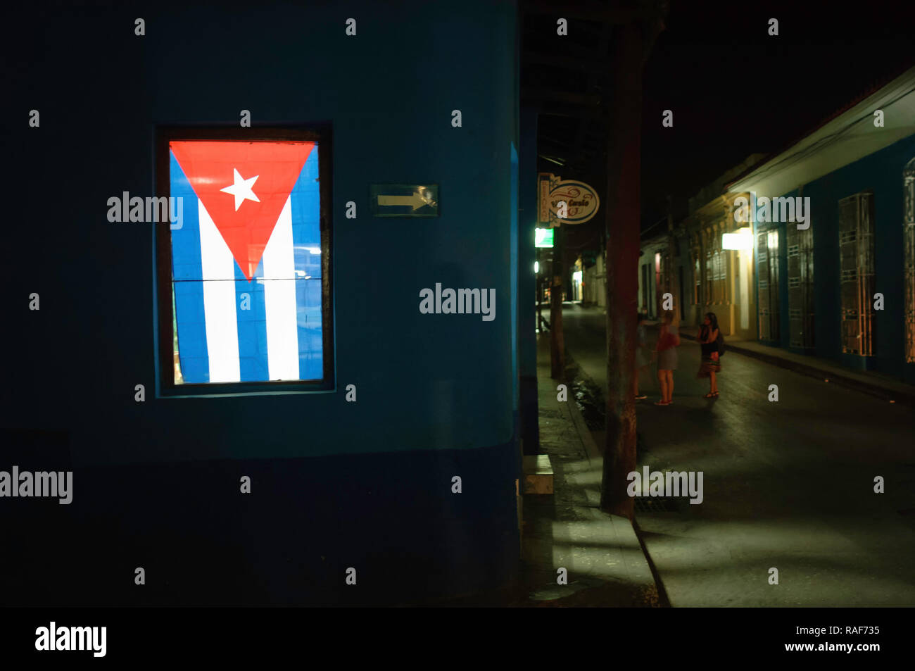 Bandiera appesa su di una finestra in un pub in una strada a Cuba Foto Stock