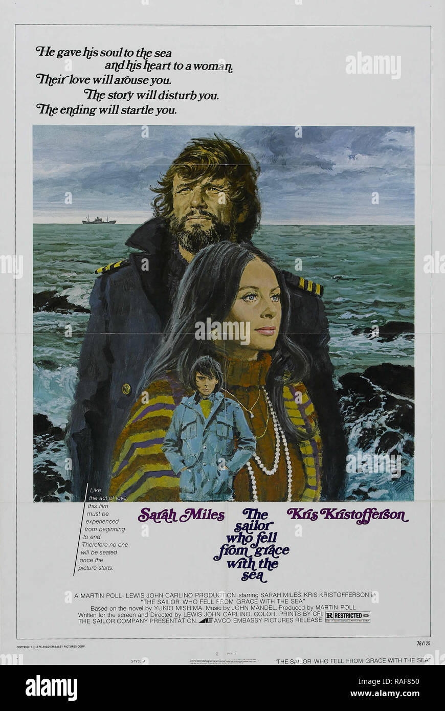 Il marinaio che è caduto dalla grazia con il mare (AVCO Embassy Pictures, 1976), Poster Sarah miglia, Kris Kristofferson Riferimento File # 33636 861THA Foto Stock