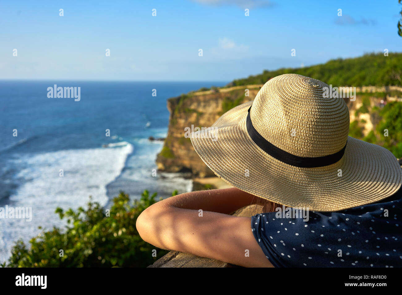 Guardando a scogliere calcaree e Oceano Indiano visto dal Tempio di Uluwatu, Pecatu, Bali, Indonesia, Asia sud-orientale, Asia Foto Stock