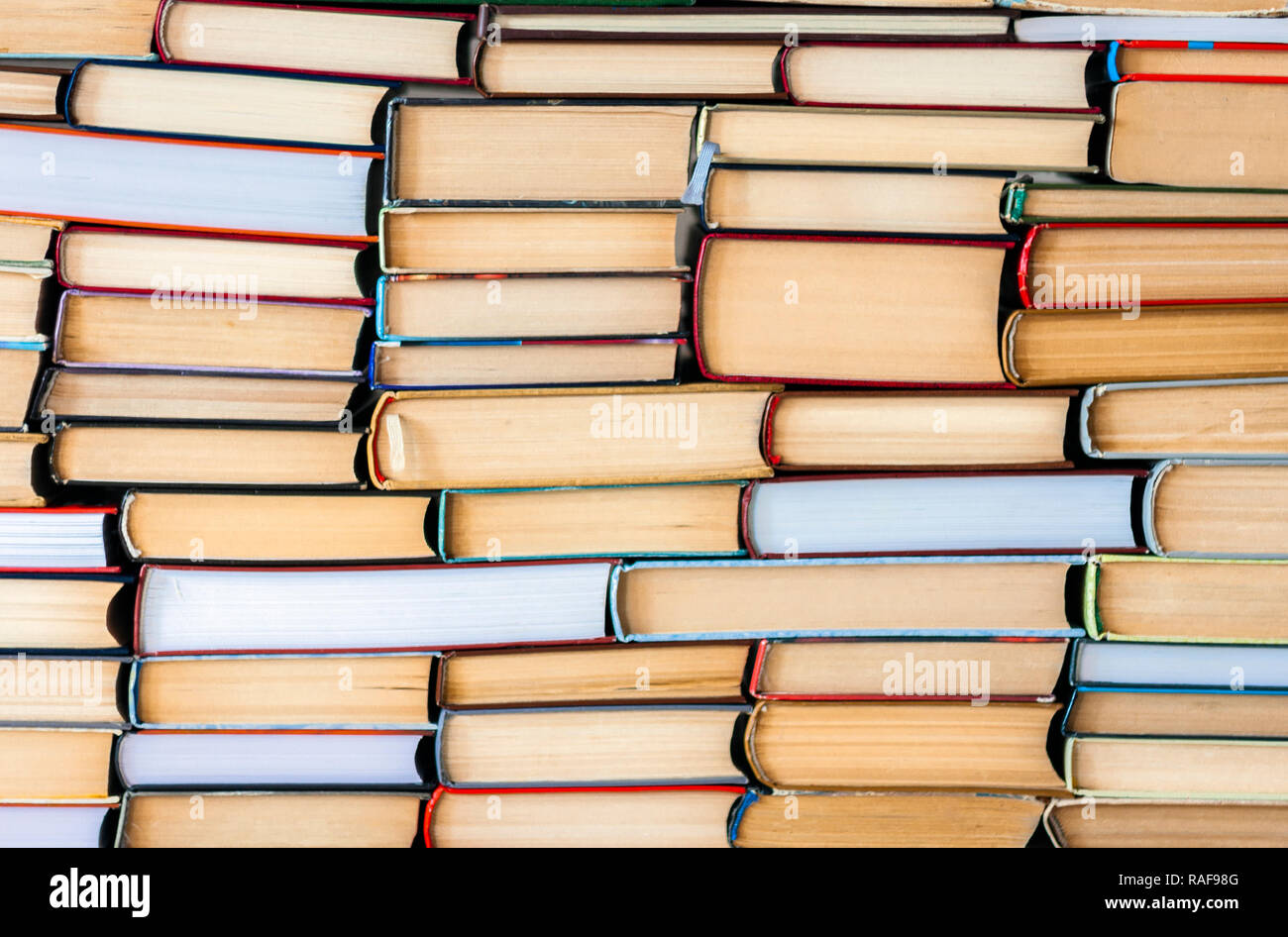 Pila di libri istruzione concetto sfondo, molti libri di pile Foto Stock