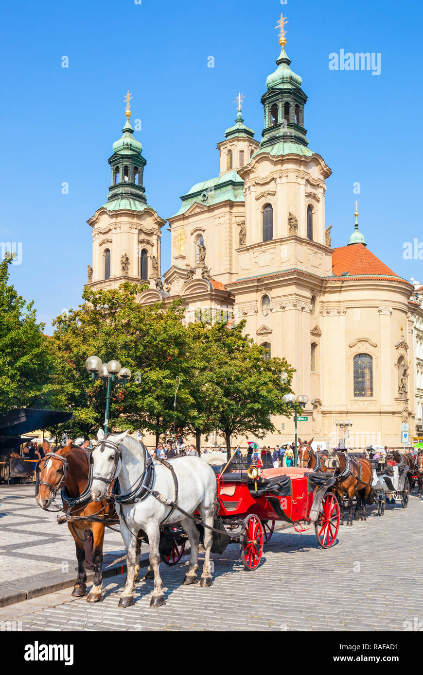 Praga la chiesa di San Nicola di Praga e gite in carrozza da piazza della città vecchia Staroměstské náměstí Praga Repubblica Ceca Europa Foto Stock