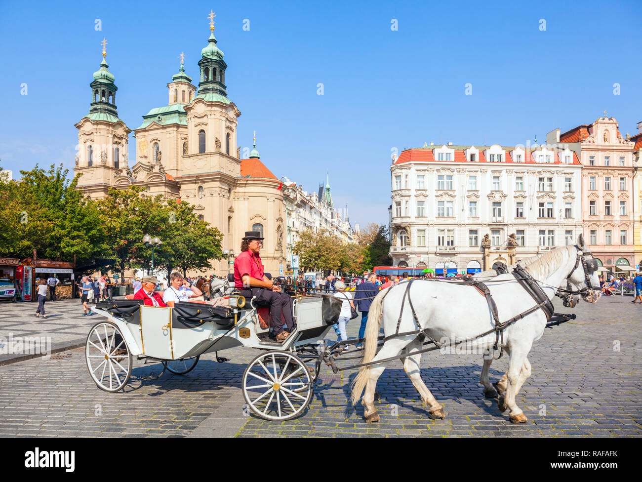Praga la chiesa di San Nicola Praga a cavallo e in carrozza da piazza della città vecchia Staroměstské náměstí Praga Repubblica Ceca Europa Foto Stock