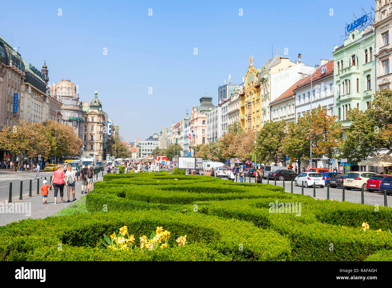 Praga appartamenti in centro di Praga un ampio viale di negozi alberghi giardini e locali commerciali del centro storico di Praga Repubblica Ceca Europa Foto Stock