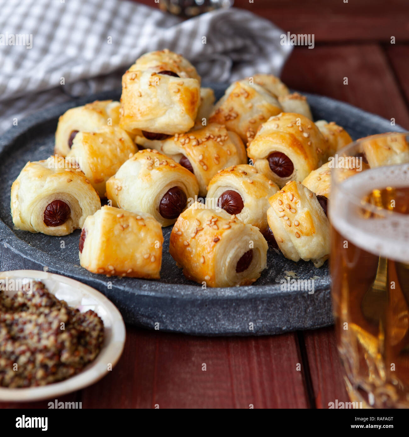 Snack salato con pasta sfoglia e salsicce / suini in una coperta Foto Stock