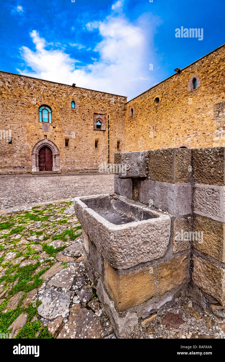 Italia Basilicata Castel Lagopesole Castle - pozzo di acqua Foto Stock