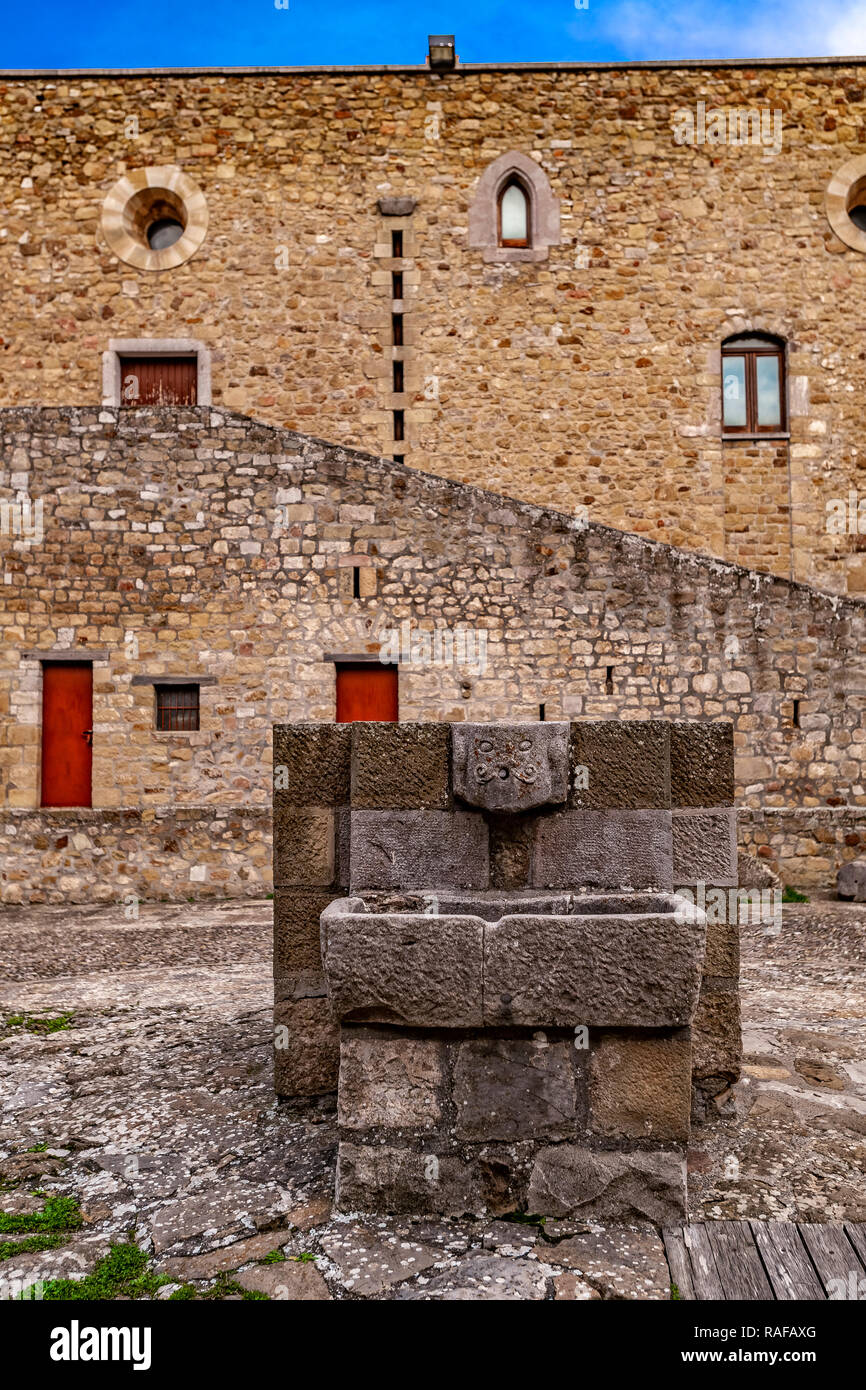 Italia Basilicata Castel Lagopesole Castle - pozzo di acqua Foto Stock