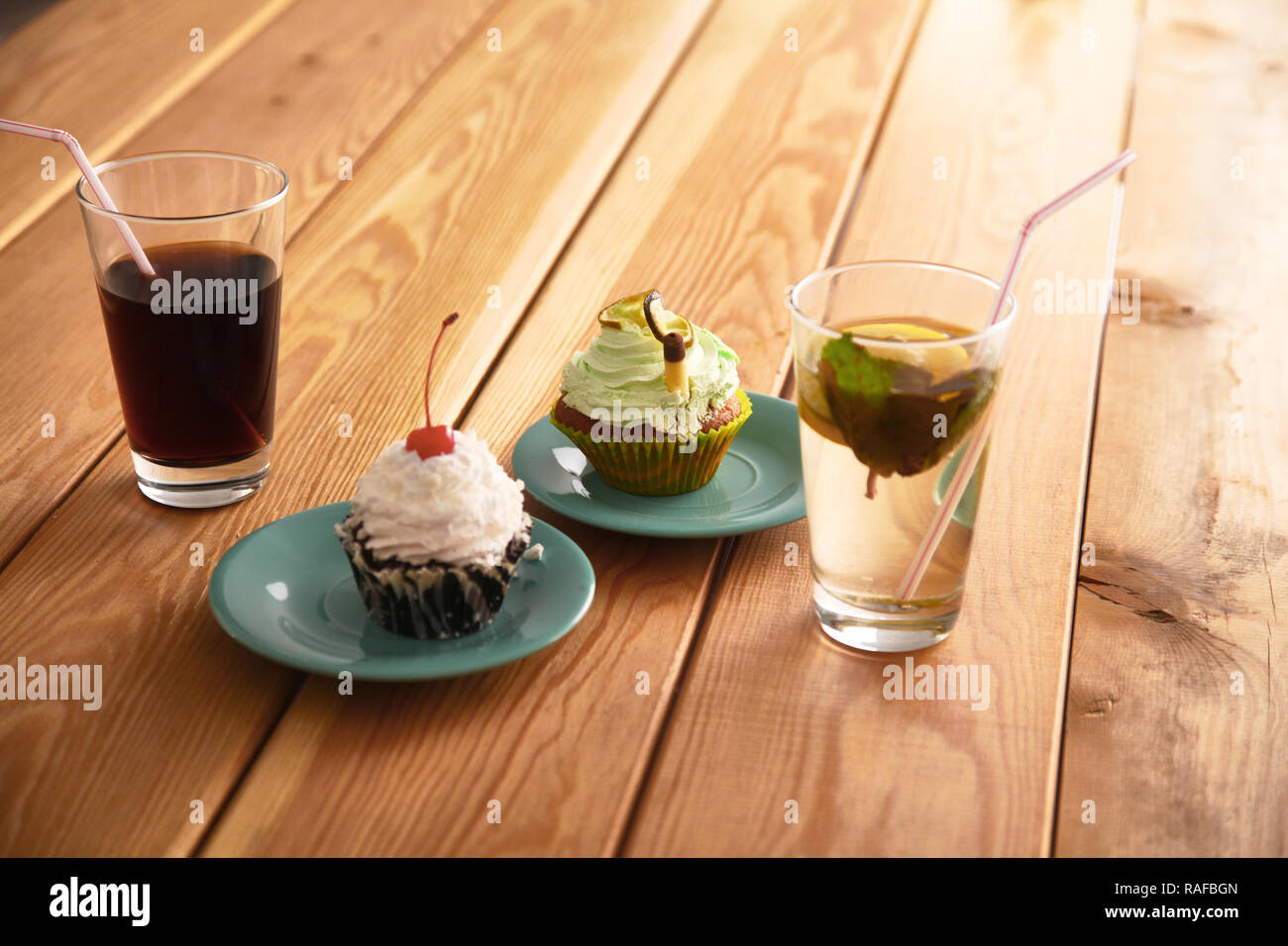 Dolci e bevande su di un tavolo di legno. Foto Stock