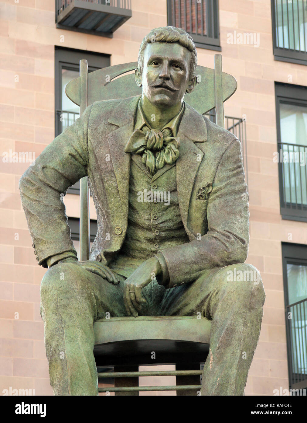 Questa statua del grande scozzese architetto e designer Charles Rennie Mackintosh, è stata svelata a Glasgow, nel dicembre 2018, per commemorare il giorno del suo compleanno, 150 anni fa. Inoltre, 90 anni dopo la sua morte. Essa è stata scolpita da Andy Scott. Alan Wylie/ALAMY © Foto Stock