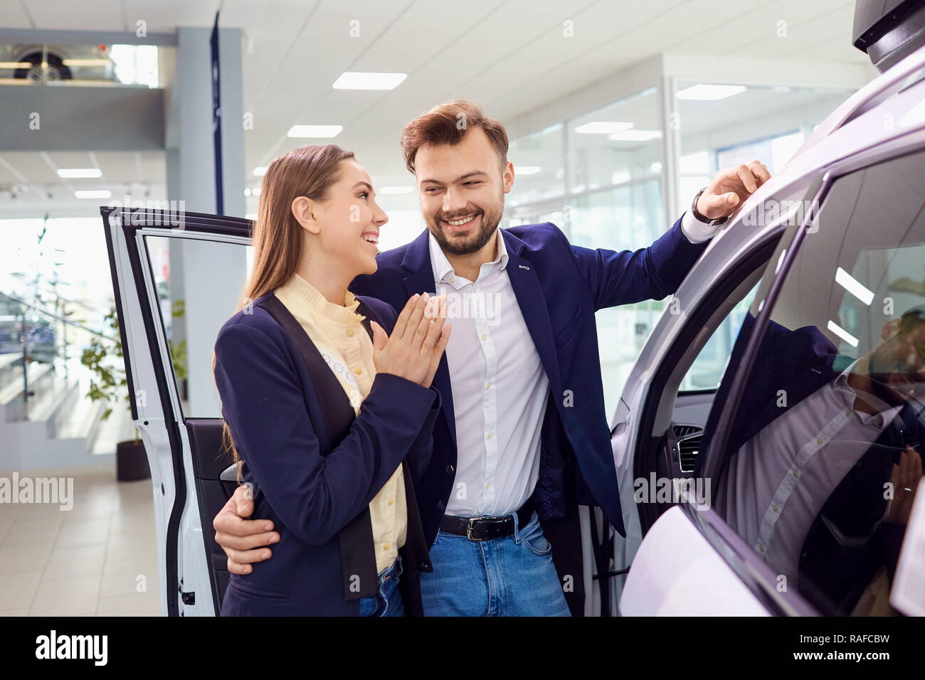 Una giovane coppia sceglie un auto e auto salon Foto Stock