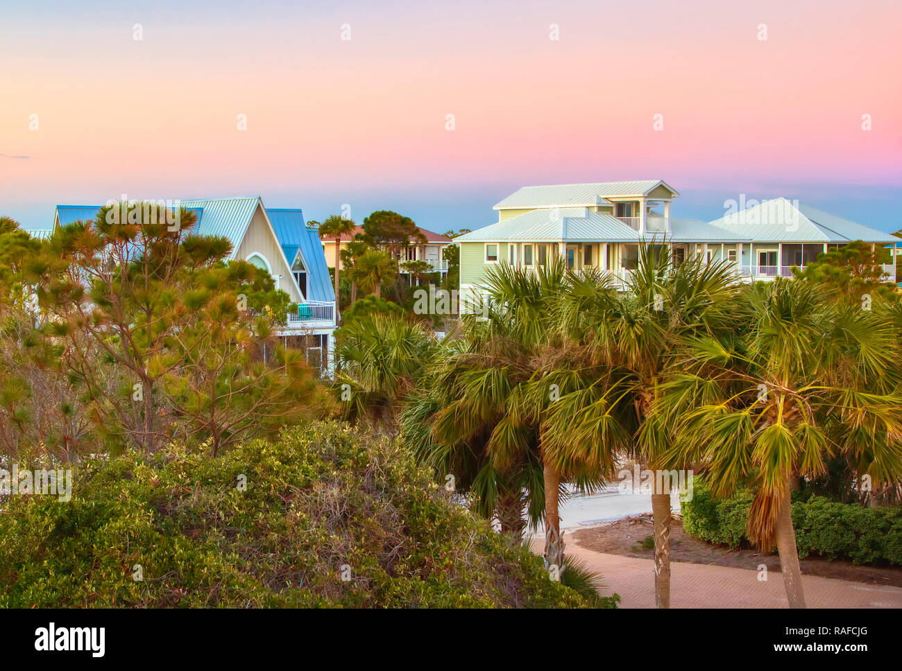 Alba sulle case su St George Island in panhandle o dimenticato area costiera della Florida negli Stati Uniti Foto Stock