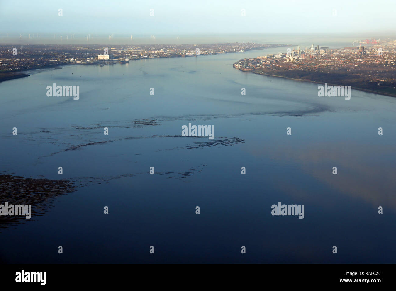 Vista aerea guardando a nord sul fiume Mersey estuario verso Liverpool & Birkenhead Foto Stock
