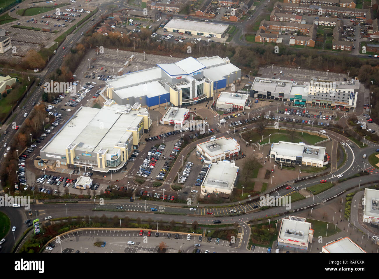 Vista aerea di parte del Coliseum Leisure Park nello sviluppo di Cheshire Oaks a Ellesmere Port, Regno Unito Foto Stock