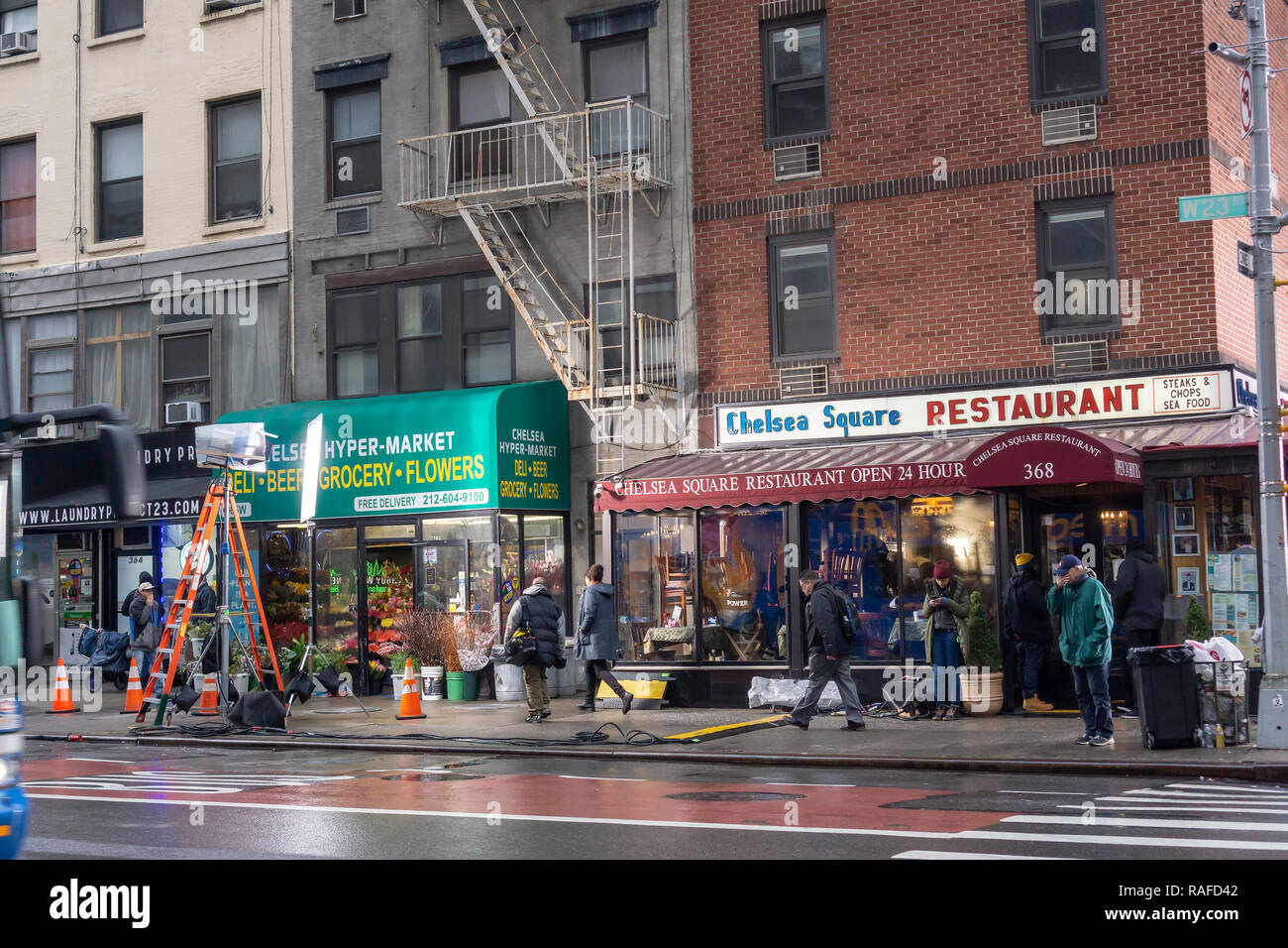 Luci e artigianali dei lavoratori dell'Unione al di fuori di una cena durante la produzione cinematografica nel quartiere di Chelsea di New York il giovedì, 20 dicembre 2018. (© Richard B. Levine) Foto Stock