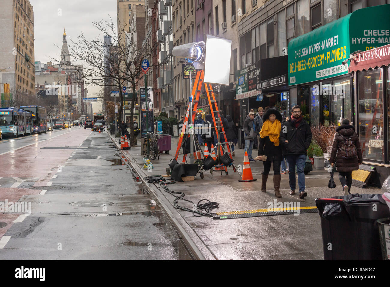 Luci e artigianali dei lavoratori dell'Unione al di fuori di una cena durante la produzione cinematografica nel quartiere di Chelsea di New York il giovedì, 20 dicembre 2018. (Â© Richard B. Levine) Foto Stock