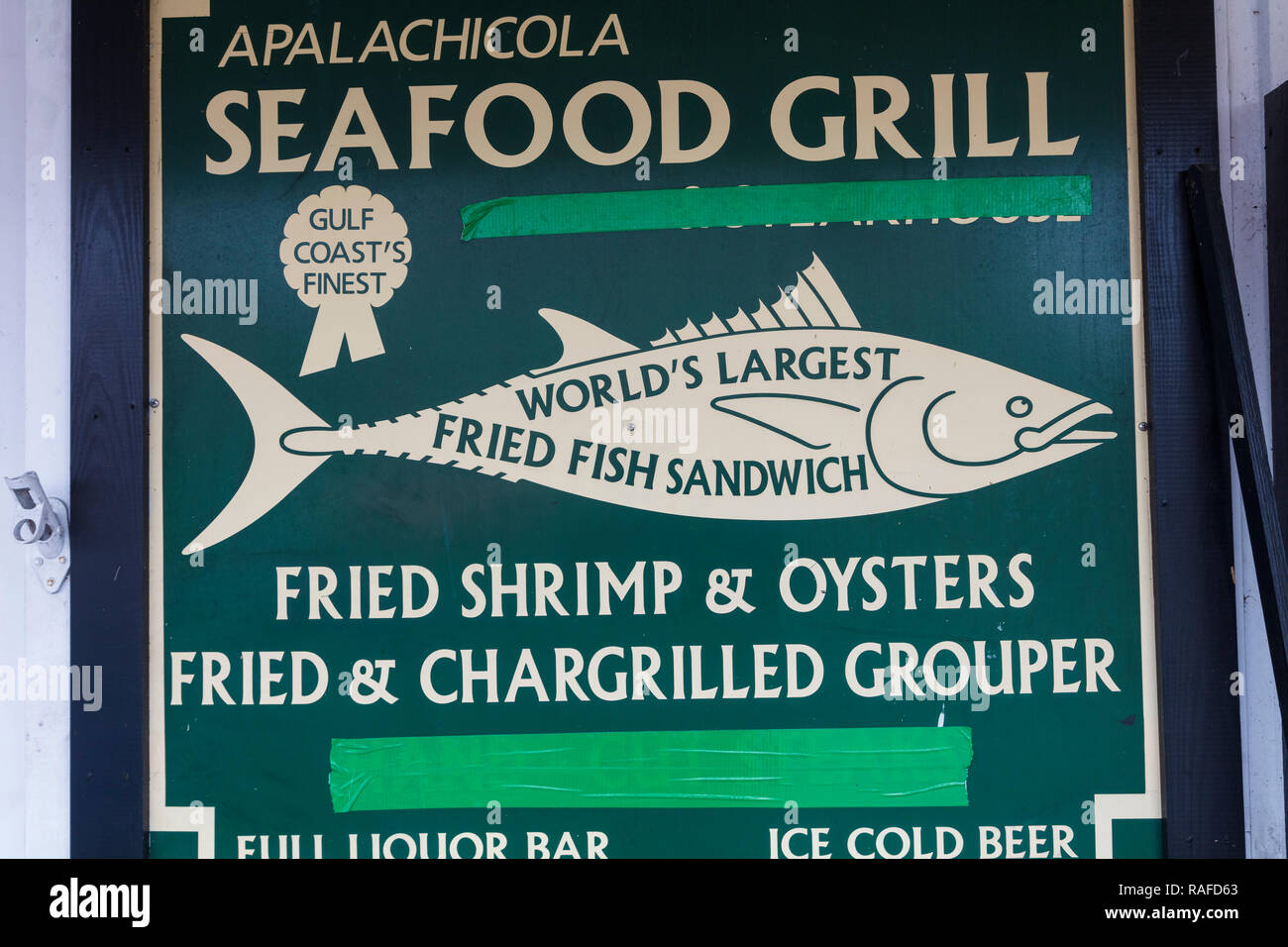 Segno commerciale nel quartiere storico di Apalachicola nella Panhandle area o dimenticato Coast della Florida negli Stati Uniti Foto Stock