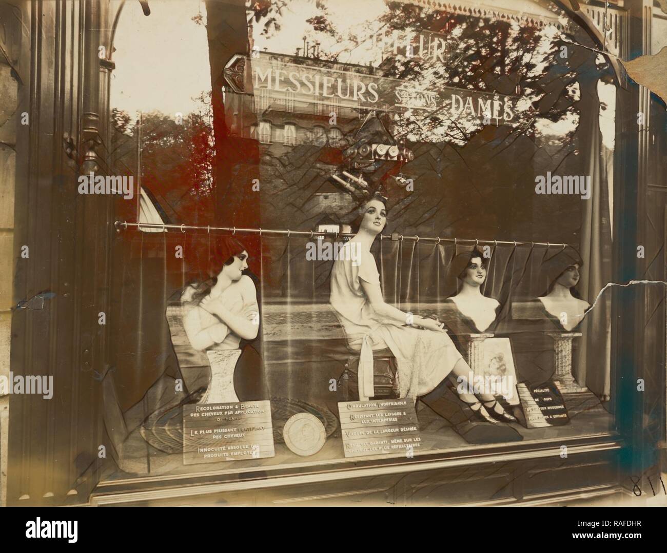 Salon de Coiffure (Parrucchiere Negozio), Eugène Atget (francese, 1857 - 1927), Parigi, Francia, 1926, gelatina reinventato in argento Foto Stock