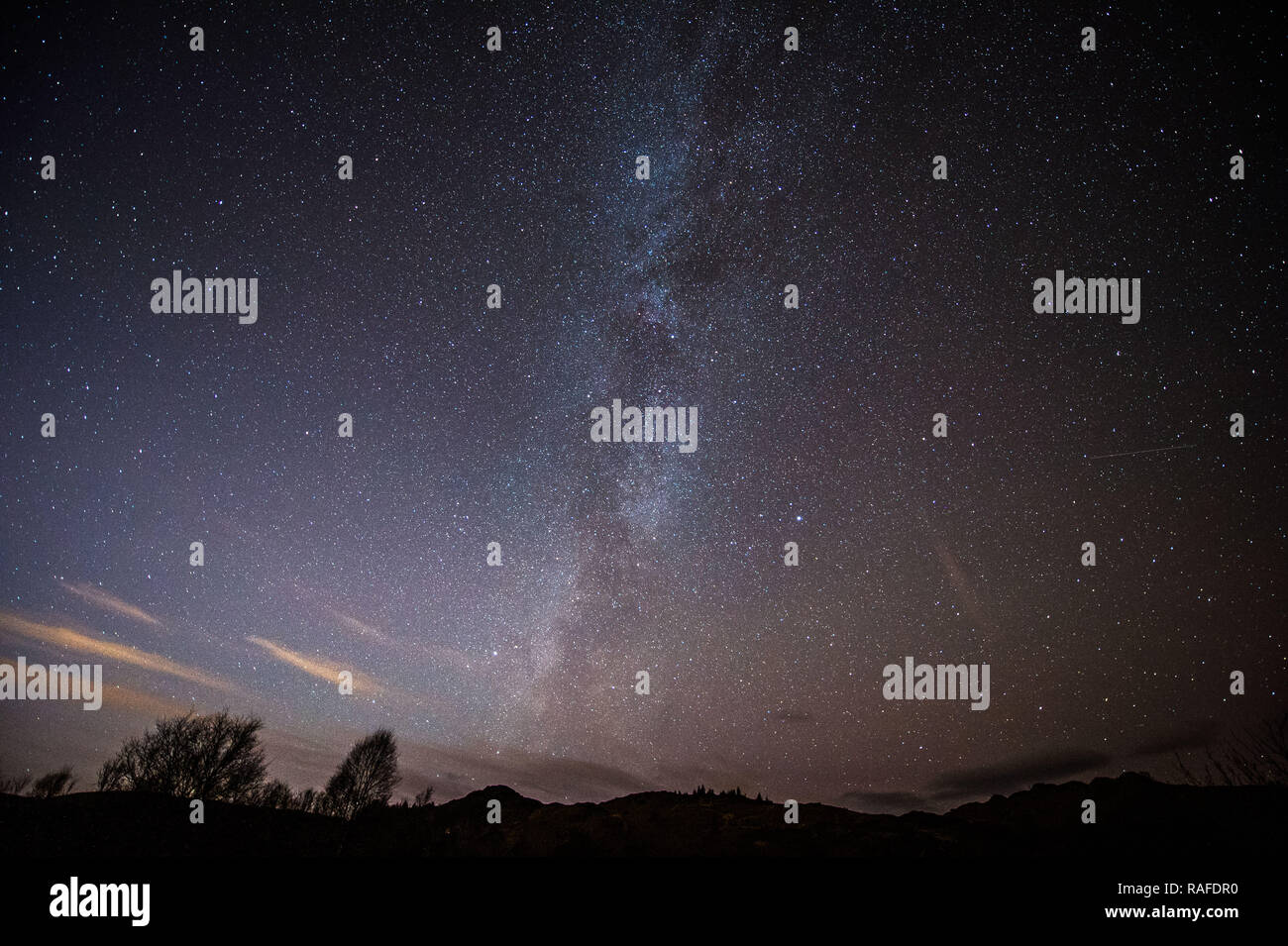 Via Lattea, le stelle e il cielo di notte come visto dalla straordinaria in una bellissima zona di Trossachs in Scozia, Stirling, Regno Unito - 1° gennaio 2019. Foto Stock