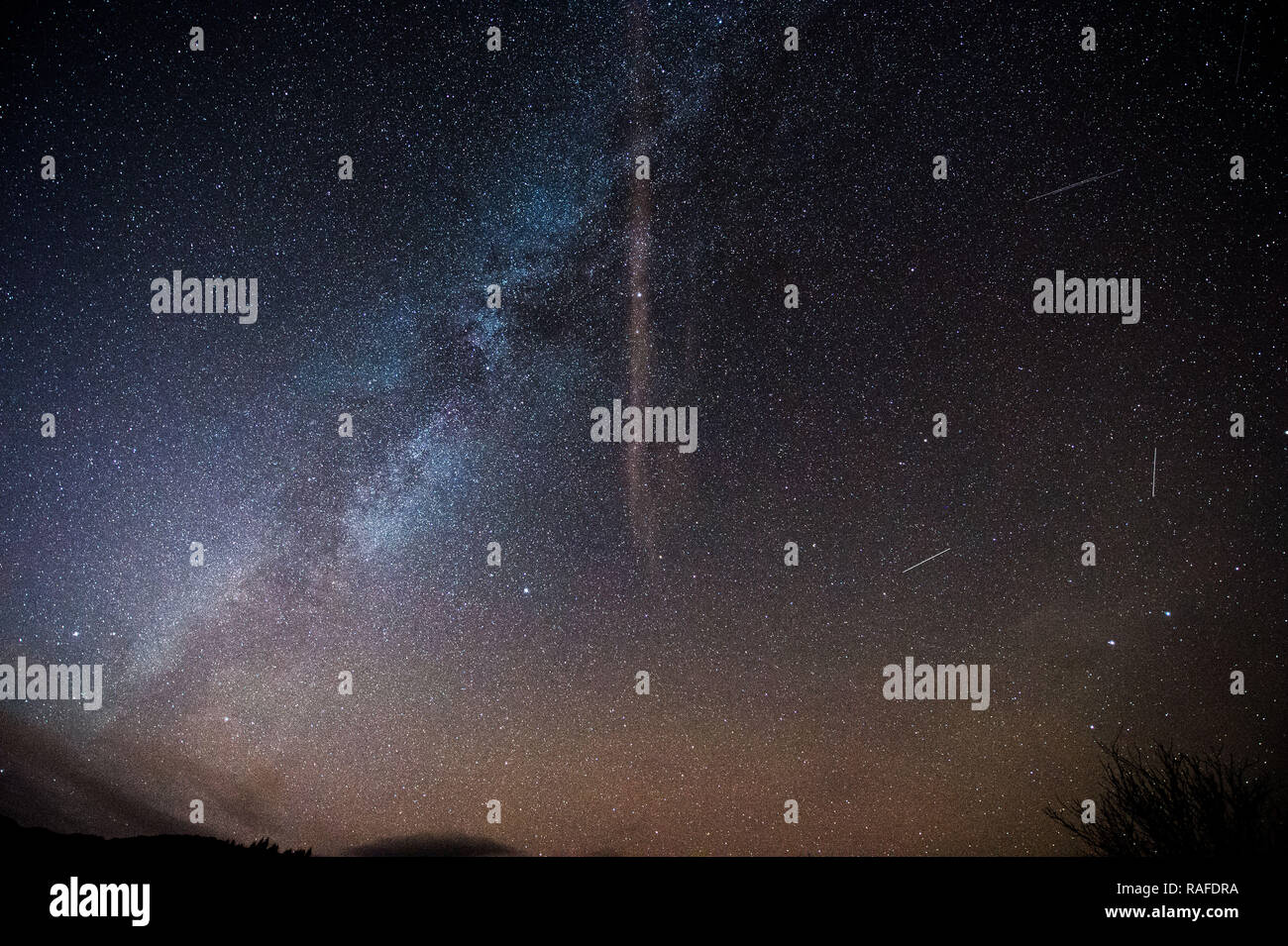 Via Lattea, le stelle e il cielo di notte come visto dalla straordinaria in una bellissima zona di Trossachs in Scozia, Stirling, Regno Unito - 1° gennaio 2019. Foto Stock
