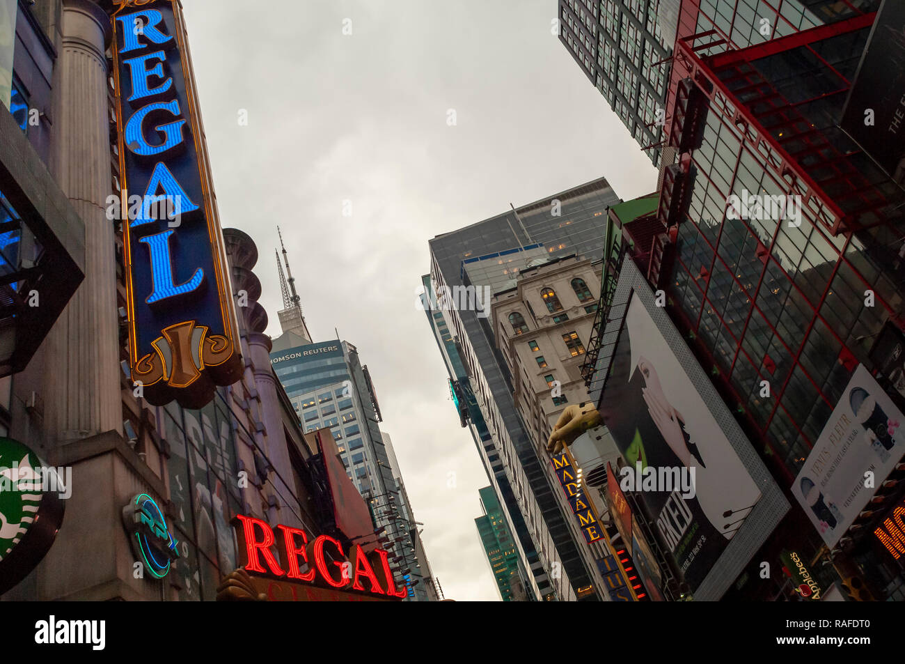 Il Regal Cinemas in Times Square a New York lunedì, 24 dicembre 2018. Hollywood ha già segnalato un blockbuster anno con oltre $11,83 miliardi di euro di vendite di biglietti, citando colpi multipli, e non vi è ancora il redditizio la settimana di Natale per andare a finire l'anno. (© Richard B. Levine) Foto Stock