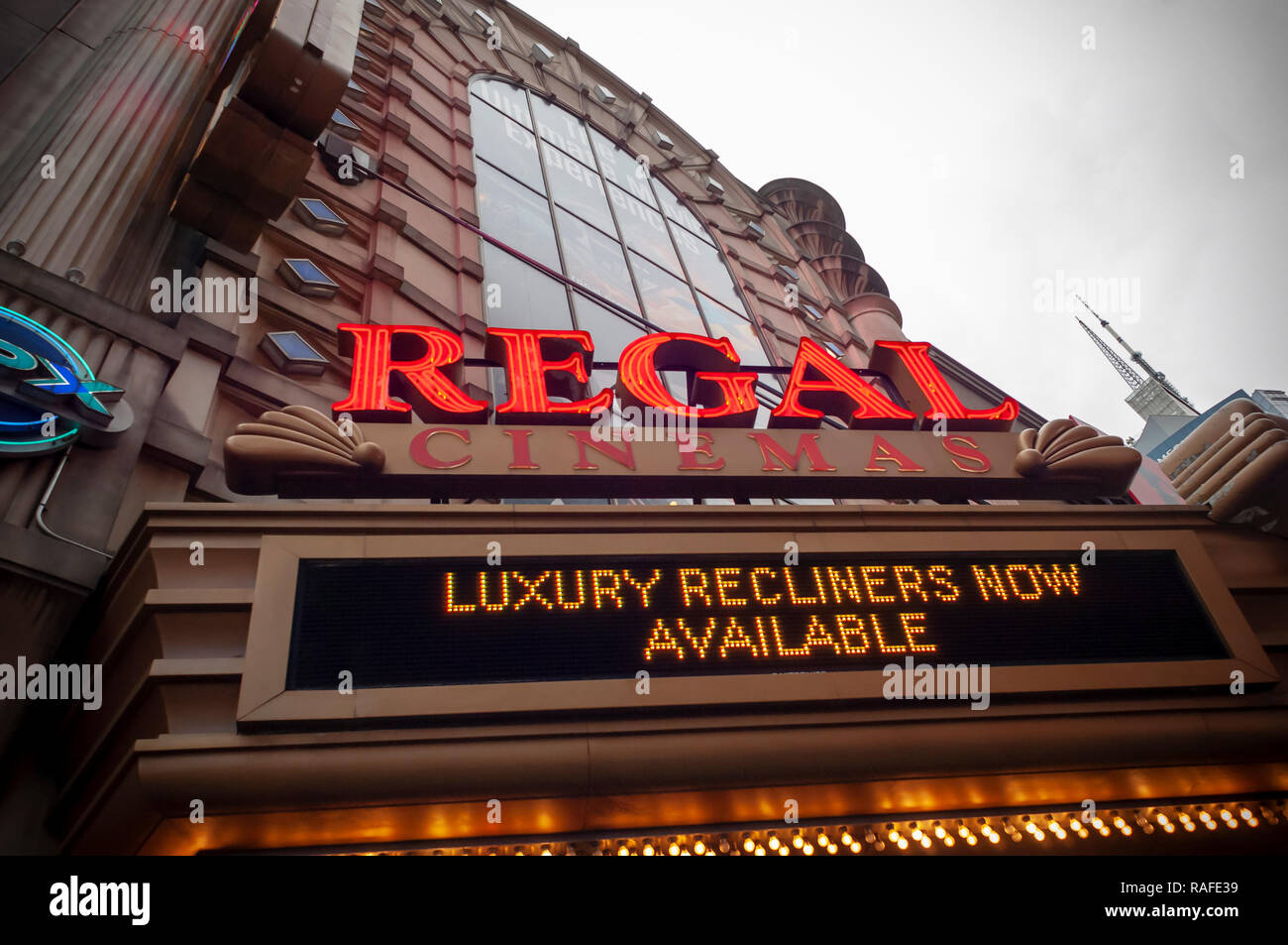 Il Regal Cinemas in Times Square a New York lunedì, 24 dicembre 2018. Hollywood ha già segnalato un blockbuster anno con oltre $11,83 miliardi di euro di vendite di biglietti, citando colpi multipli, e non vi è ancora il redditizio la settimana di Natale per andare a finire l'anno. (Â© Richard B. Levine) Foto Stock