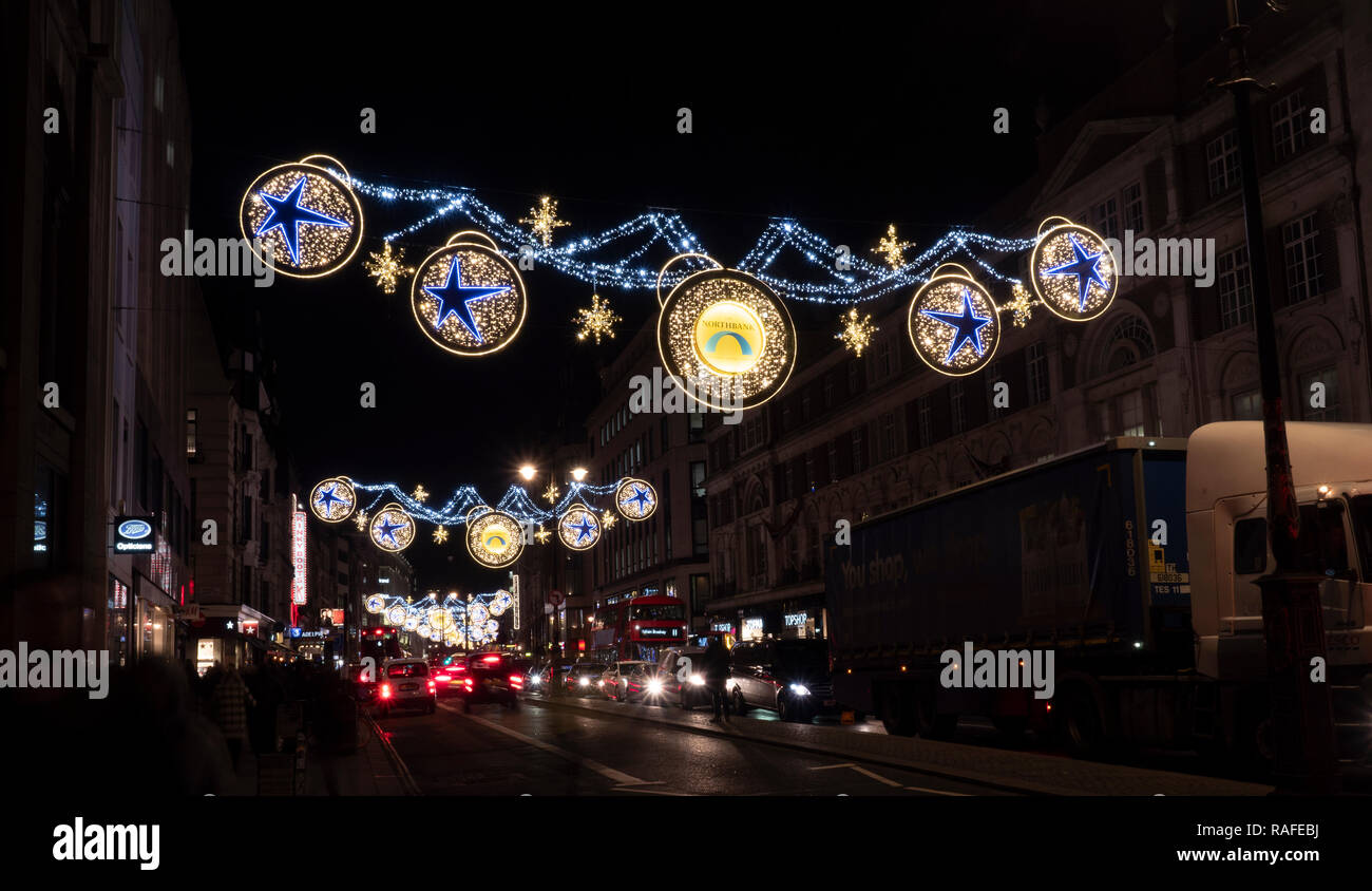 Strada di Natale decorazioni, Strand, Londra, Inghilterra, Regno Unito. Foto Stock