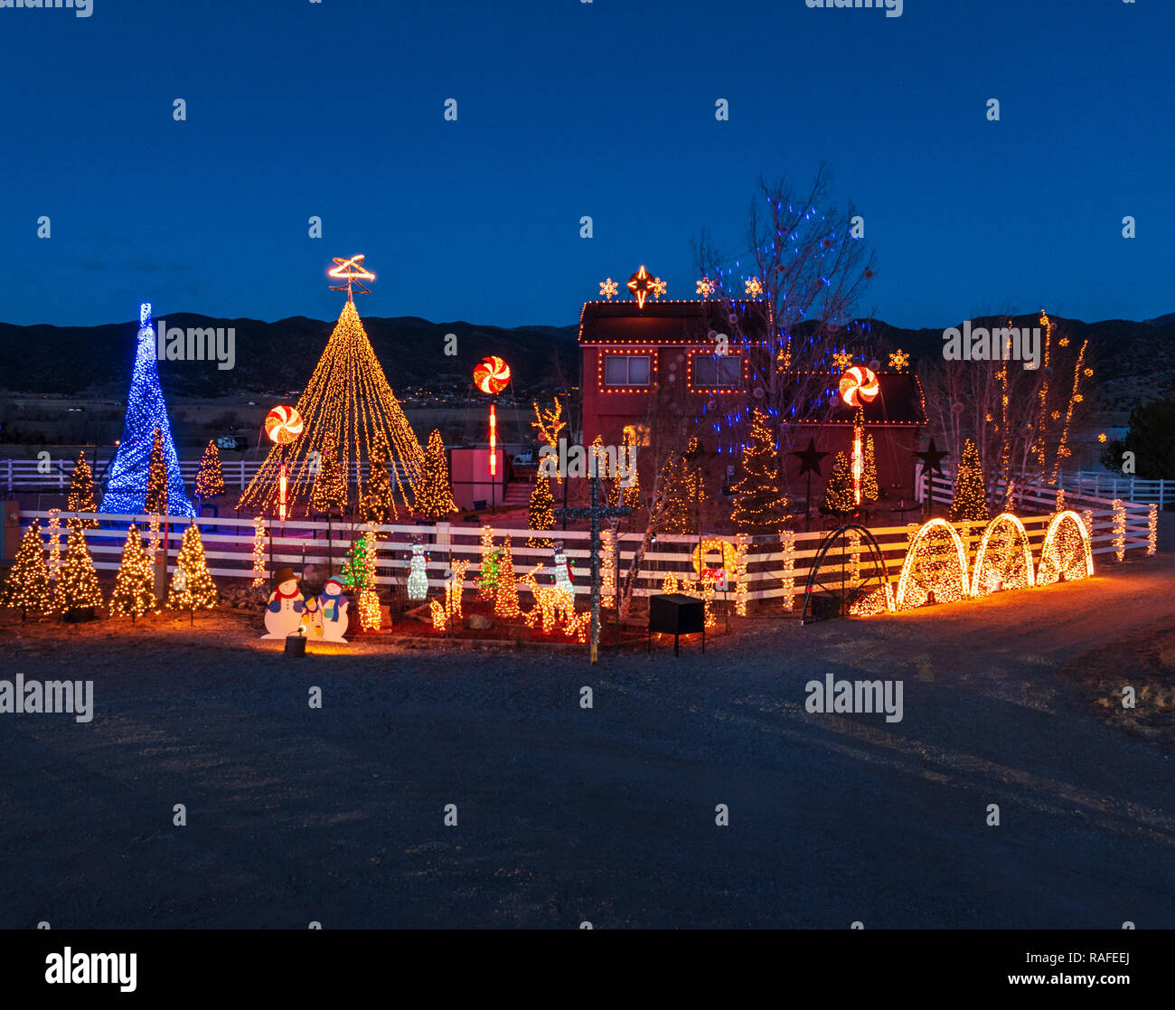 Vista del tramonto di oltre 140.000 vacanze di Natale luci adornano la casa lordo; Salida; Colorado; USA Foto Stock