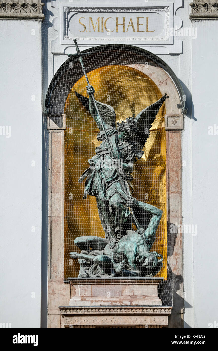 Statua di San Michele, St Chiesa di San Michele, Monaco, Germania Foto Stock