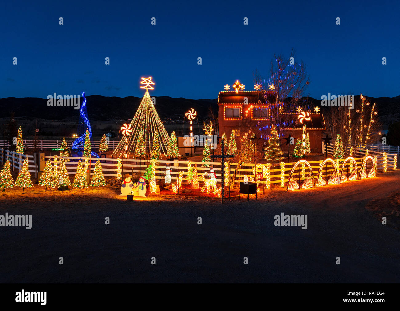 Vista del tramonto di oltre 140.000 vacanze di Natale luci adornano la casa lordo; Salida; Colorado; USA Foto Stock