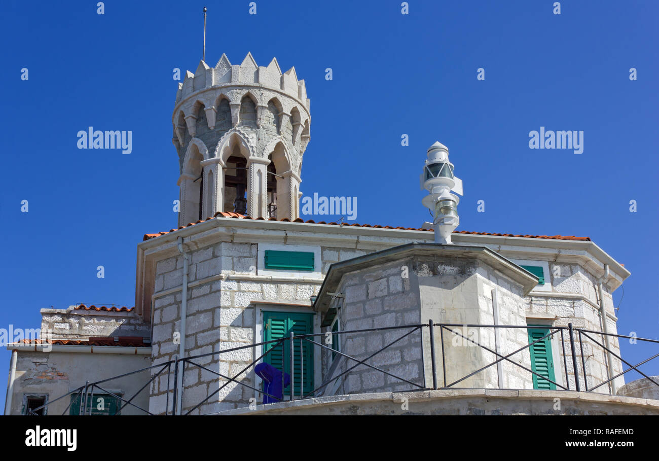 Vista sul campanile di San Klement chiesa e il faro a Pirano, Slovenia Foto Stock