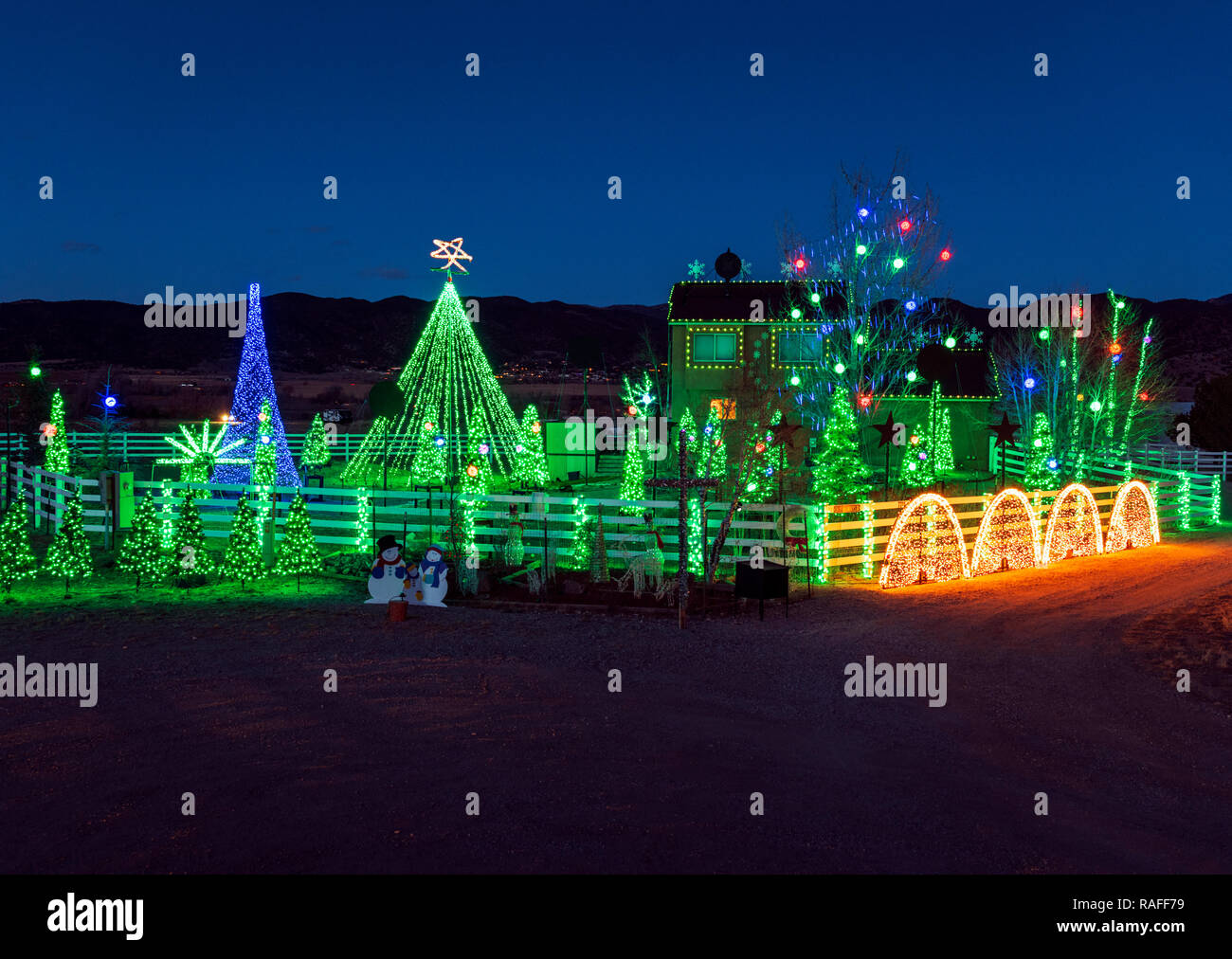 Vista del tramonto di oltre 140.000 vacanze di Natale luci adornano la casa lordo; Salida; Colorado; USA Foto Stock