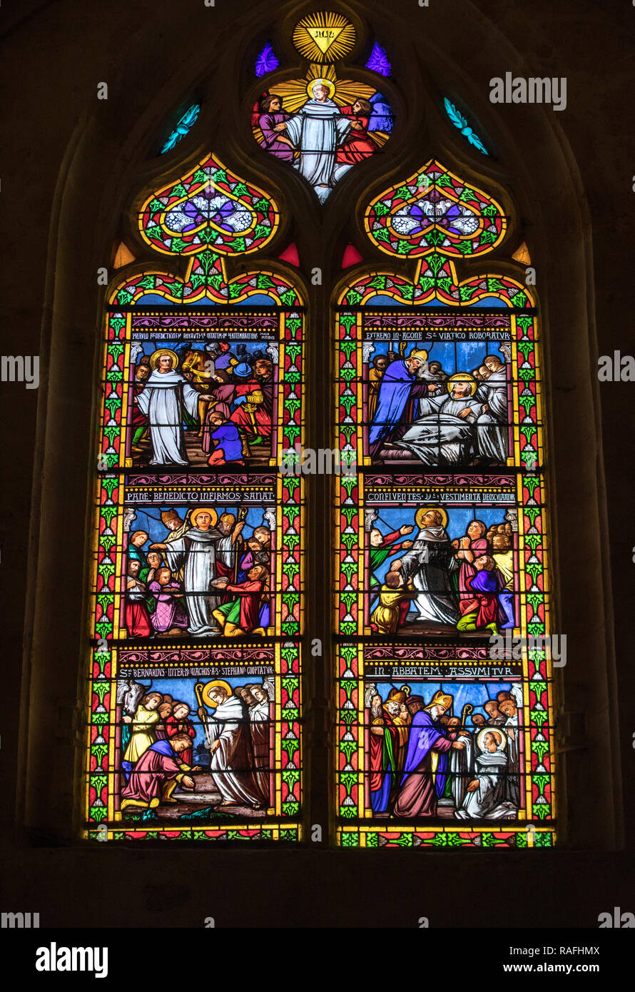 Sarlat, Francia - 2 Settembre 2018: colorate in vetro colorato nel borgo medievale di Sarlat cattedrale dedicata a San Sacerdos. Sarlat la Caneda in Dordogne Dep Foto Stock