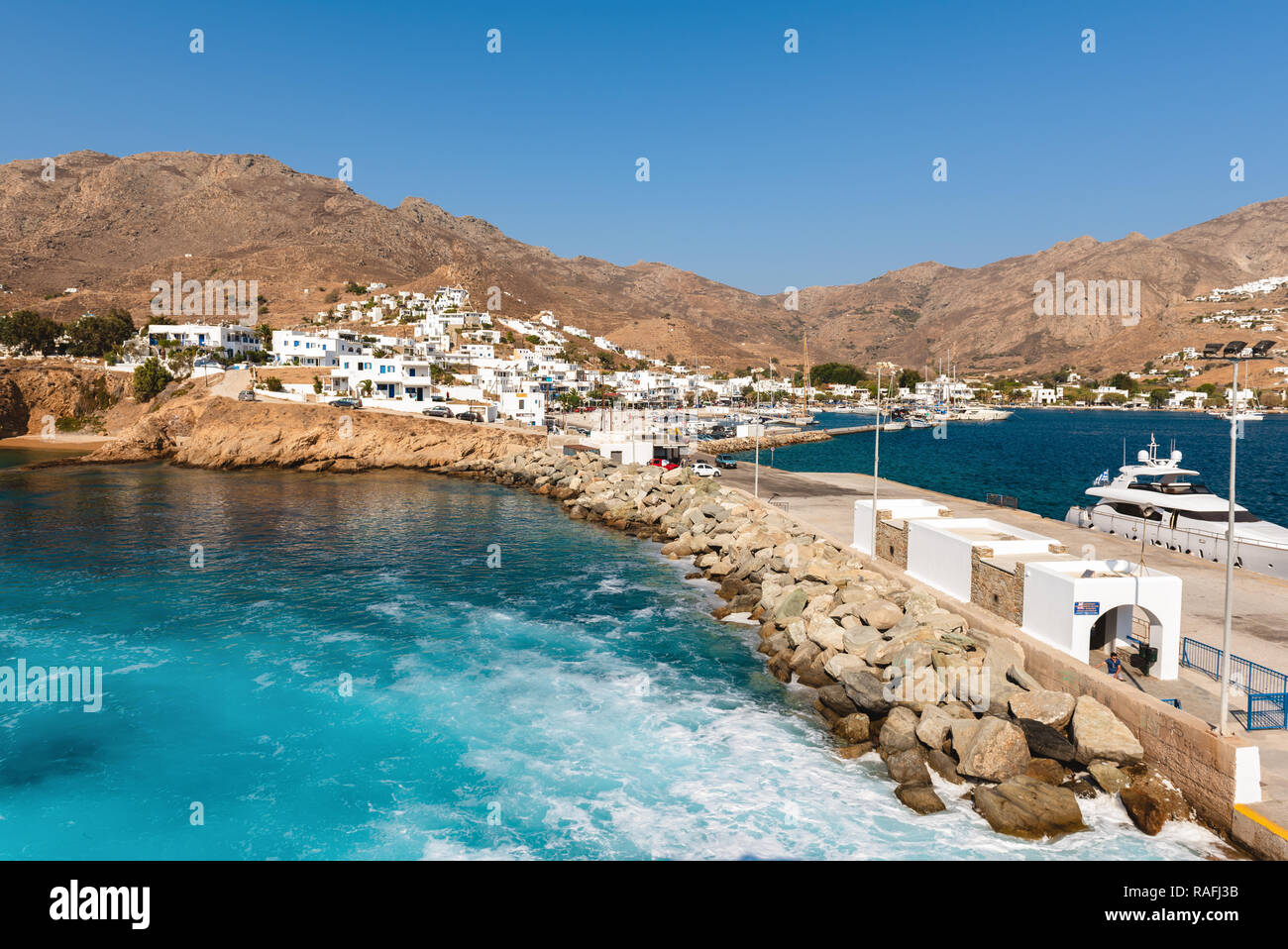 SERIFOS, Grecia. Da maggio a settembre, 2018: il porto principale di Serifos isola. Gruppo Cicladi nel Mare Egeo. La Grecia. Foto Stock