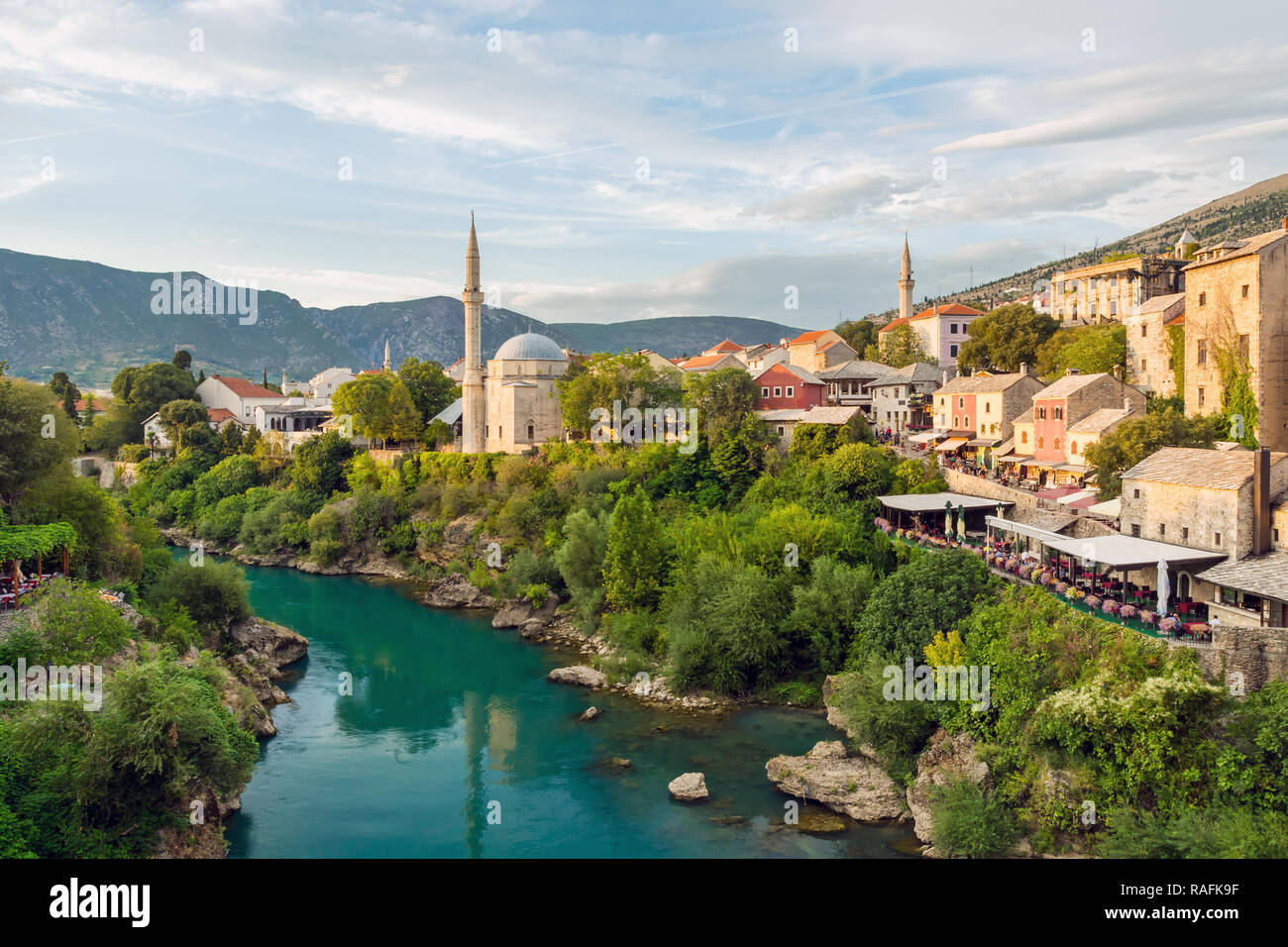 La moschea di Mostar con il fiume nella città vecchia. La Bosnia ed Erzegovina. vista dal ponte Foto Stock