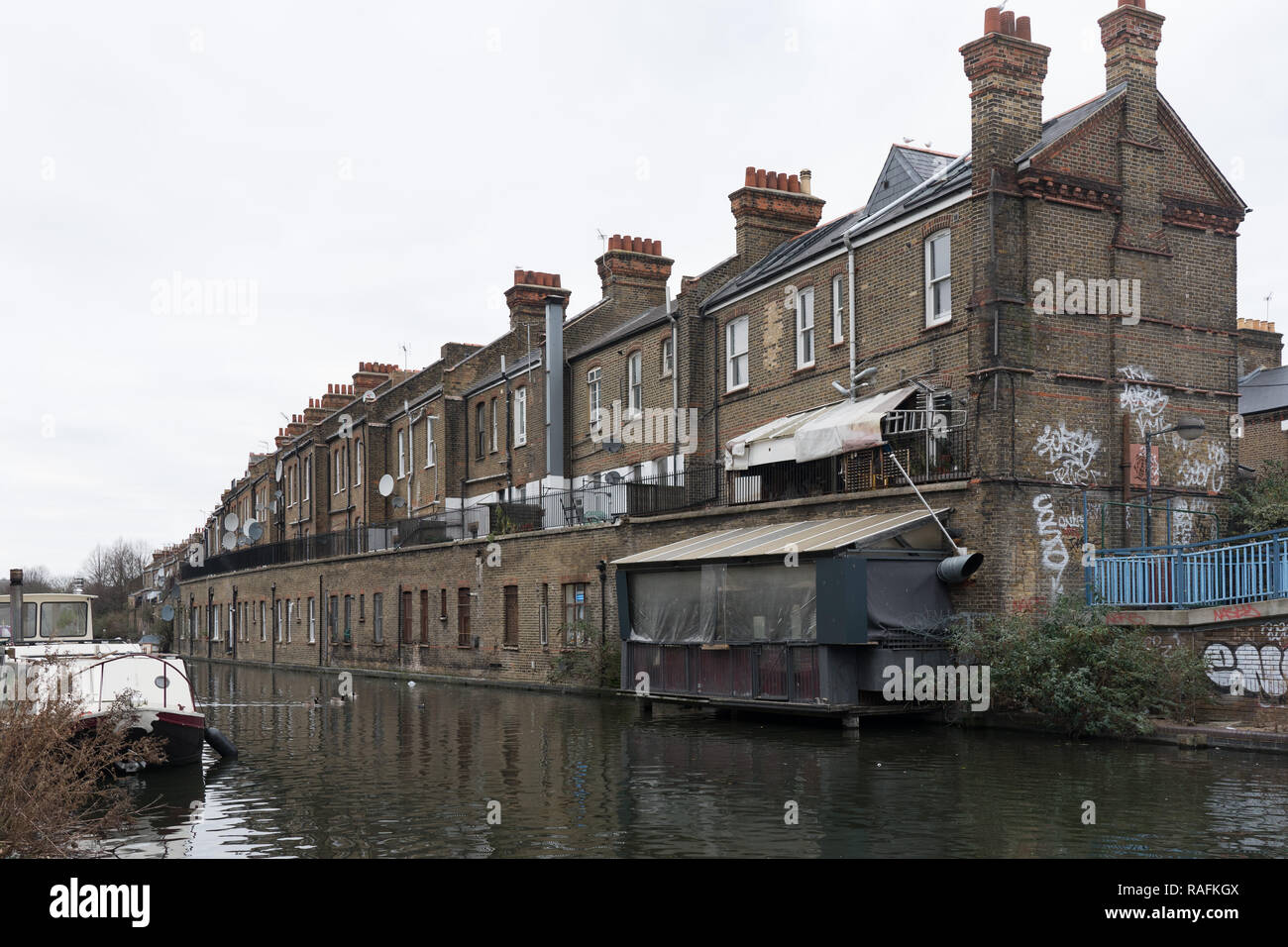 Una fila di case a schiera in piccola Venezia nella zona ovest di Londra. Foto Data: Giovedì 3 Gennaio, 2019. Foto: Roger Garfield/Alamy Foto Stock